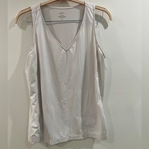 Super soft Jill Fit tank, V-neck, size LP. Off-White.
